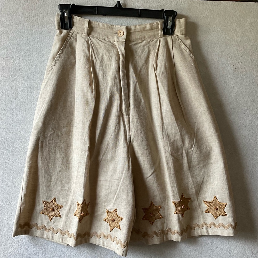 Source Unknown Cream Linen-Look Pleated Shorts with Gold Star Embroidery